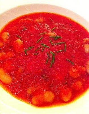 Schnelle Tomatensuppe mit weißen Bohnen