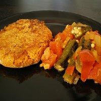 Süßkartoffelpuffer mit Okra-Tomaten-Gemüse