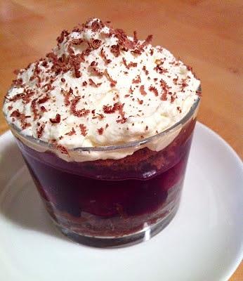 Schwarzwälder kirsch torte im glas
