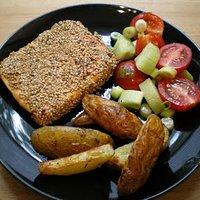 Tofu-Steaks mit Tomaten-Gurken-Salat und Kartoffelspalten