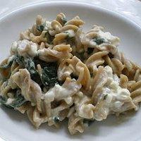 Nudeln mit Spinat und Hüttenkäse
