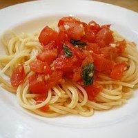 Spaghetti mit Tomaten und Basilikum
