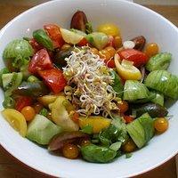 Bunter Tomatensalat mit Sprossen