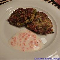Zucchini-Bratlinge mit pikanter Joghurt-Sauce