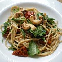 Spaghetti mit Rucola und Cashewkernen