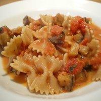 Nudeln mit Aubergine und Mozarella