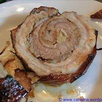 Rollbraten vom gefüllten Schweinebauch – gegrillt