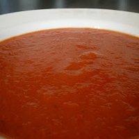 Schnelle Paprika-Tomaten-Suppe mit Chili