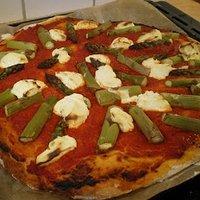 Pizza mit grünem Spargel und Ziegenfrischkäse