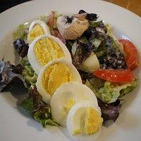 Salat mit Joghurt-Dill-Dressing
