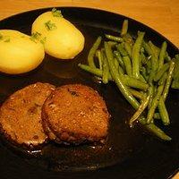 Marinierte seitanmedaillons mit grünen bohnen, kartoffeln und brauner sauce