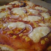 Pizza mit mais, roten zwiebeln und mozarella