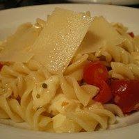 Fusili mit eingelegten Kirschtomaten und Mozarella