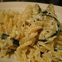 Fusili mit Ricotta und Zucchini