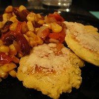 Maisküchlein mit Chiligemüse