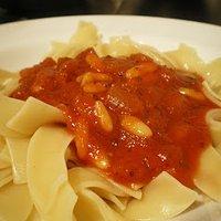 Nudeln mit Tomaten-Pinienkern-Sauce