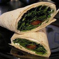 Wrap mit ziegenfrischkäse, rucola und tomate