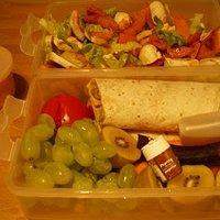 Scharfer kürbissalat, wrap mit peperoni, tomaten-mais-aufstrich, salat und tomate etc