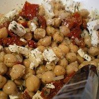 Kichererbsensalat mit eingelegten Tomaten und Feta