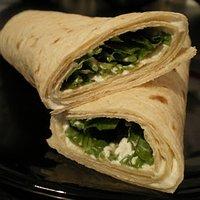 Wraps mit ziegenfrischkäse, rucola und honig