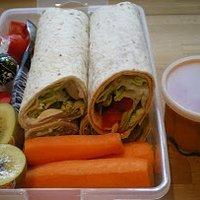 Wrap mit paprika-cahew-aufstrich, salat und tomate, wrap mit saurer sahne, salat und champignons etc