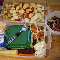 Schwarzer linsensalat, wraps mit pesto, tomate und eichblattsalat, wraps mit frischkäse, gurke und feta etc