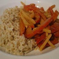 Reis mit Paprika-Erdnusssauce