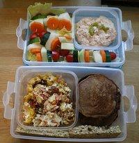 Rührei mit feta und tomate, schokopancakes, müsliriegel, scharfer frischkäsedip und gemüsespießchen