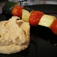 Zucchini-Tomaten-Spieße mit Erdnussbutter-Kichererbsen-Dip