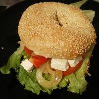 Bagel mit Gemüse und Feta
