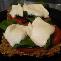 Brot mit tomate, basilikum und büffelmozarella