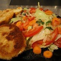 Gebackener camembert und salat mit italienischem dressing