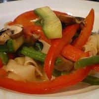 Reisnudeln mit Paprika und grünen Bohnen