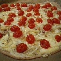 Flammkuchen mit Frischkäse und Tomaten