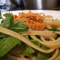 Nudeln mit Rucola und Tomaten-Feta-Pesto