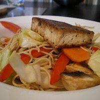 Marinierter Tofu mit Asia-Nudeln