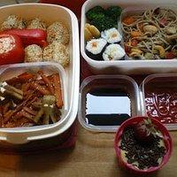 Sesam-reisbällchen, mit sambal oelek-quark gefüllte tomate, sesam-möhren, würstchen-oktopusse, sushi, sobanudel-salat etc