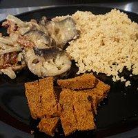 Auberginen in sesamsauce mit couscous und getrocknetem tofu
