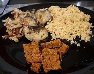 Auberginen in sesamsauce mit couscous und getrocknetem tofu