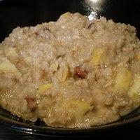 Haferbrei mit äpfeln, honig und nüssen