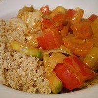 Gemüse in Erdnusssauce mit Couscous