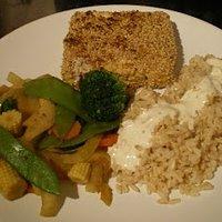 Tofu im sesammantel auf currygemüse mit reis und curry-joghurt-sauce