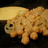 Kichererbsen-Zwiebel-Pfanne mit cremiger Polenta