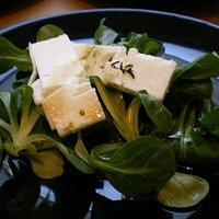 Gebackener feta auf feldsalat mit kürbiskernöl-vinaigrette