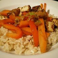 Knuspriger tofu auf thai-gemüse und reis