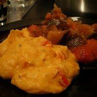 Ajvar-Kartoffelbrei mit Auberginen-Tomaten-Gemüse