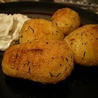 Hasselback (schwedische Kartoffeln) mit Kräuterquark