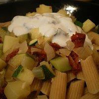 Nudeln mit Zucchinigemüse und Joghurtsauce