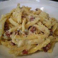 Käsespätzle mit Schinkenwürfeln
