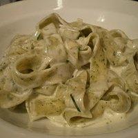 Bärlauch-Nudeln mit Kräuter-Käse-Sauce